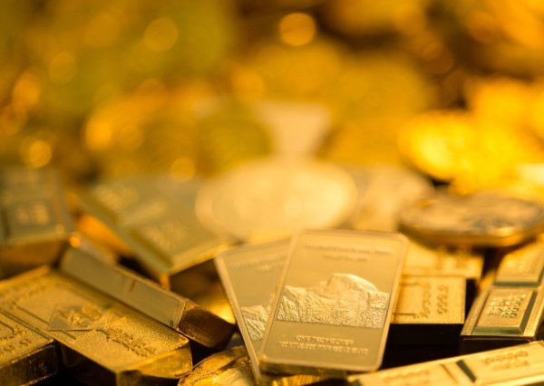 益通网 贷款追高炒黄金的人后悔了! 有人一天亏掉6年工资, 卖掉舍不得, 不卖扛不住