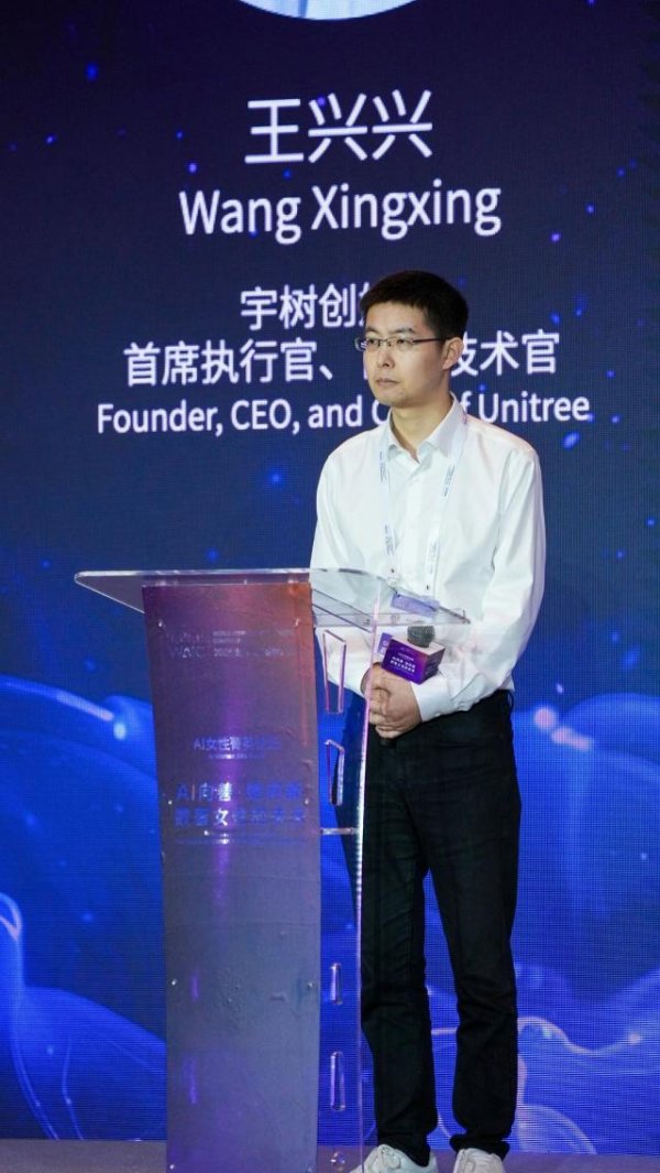 融金牛 宇树机器人G1表演格斗！王兴兴最新透露：一直用AI写代码，大多数成功率超90%